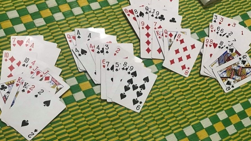 Game chơi bài 4 người sử dụng bộ bài nào?